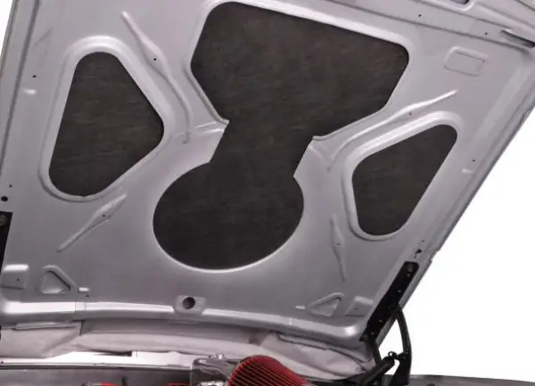 Ověřený DEi Design Engineering tepelně a zvukově izolační samolepicí plát UnderHood™ pro izolaci motorového prostoru