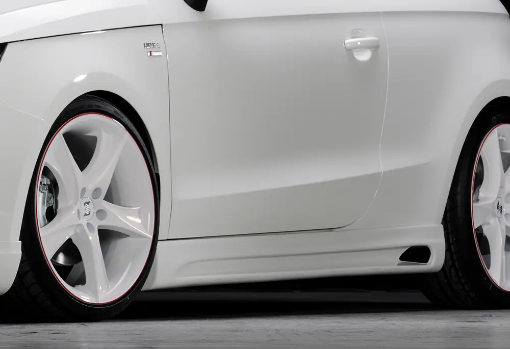 Rieger boční práh mont. strana levá pro Audi A1 8X 3-dvéř., 5-dvéř. (sportback) vč. faceliftu, r.v. 02/15-, 08/10-12/14, plast ABS bez povrchové úpravy, s prolisem a výřezem Must-Have