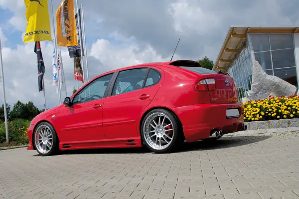 Rieger boční práh mont. strana pravá pro Seat Leon 1M, plast ABS bez povrchové úpravy, s prolisem, s prolisem a dvěma výřezy Výhodná Nabídka