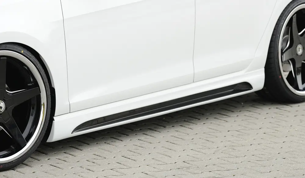 Rieger boční práh mont. strana pravá pro Seat Leon 5F 3-dvéř. (sc), r.v. 10/12-, plast ABS s povrchovou úpravou Carbon-Look, s prolisem a výřezem Poslední Šance