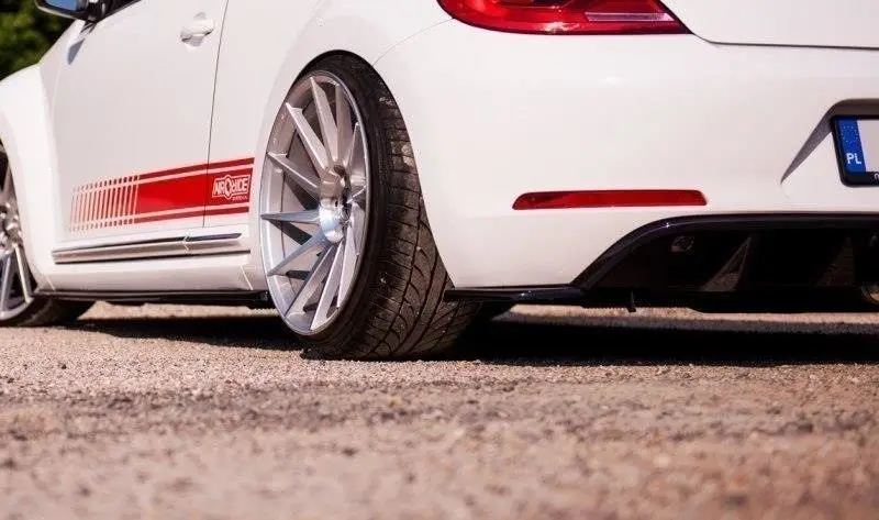 Přímo Od Výrobce Maxton Design boční difuzory pod zadní nárazník pro Volkswagen Beetle, černý lesklý plast ABS