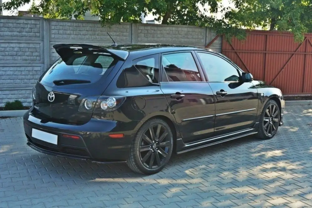 Sleva Maxton Design středový spoiler zadního nárazníku bez žebrování pro Mazda 3 Mk1, černý lesklý plast ABS
