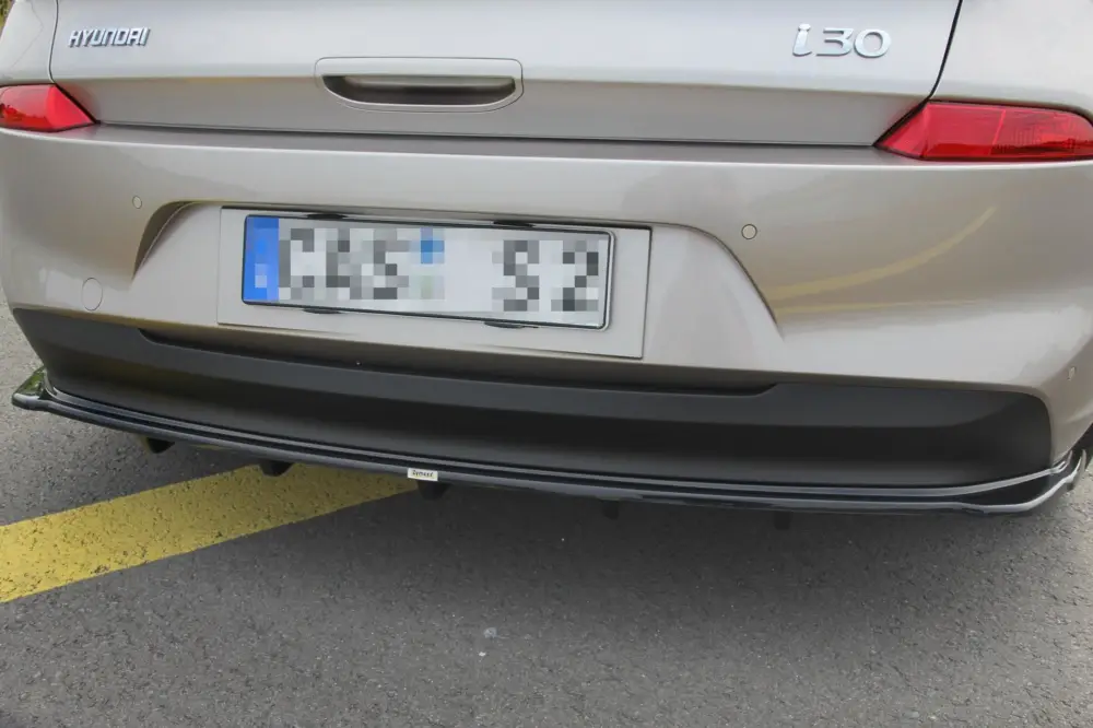 Značkový Maxton Design středový spoiler pod zadní nárazník s žebrováním pro Hyundai I30 Mk3, černý lesklý plast ABS
