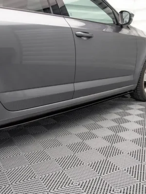 Akce Maxton Design difuzory pod boční prahy pro Škoda Octavia Mk3 Facelift, černý lesklý plast ABS