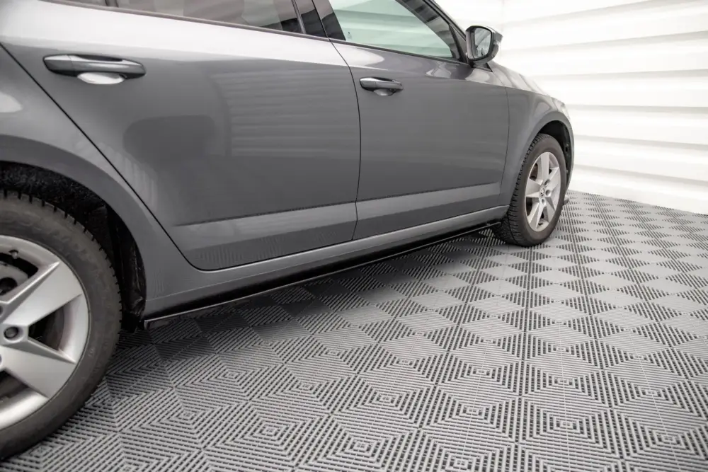 Akce Maxton Design difuzory pod boční prahy pro Škoda Octavia Mk3 Facelift, černý lesklý plast ABS