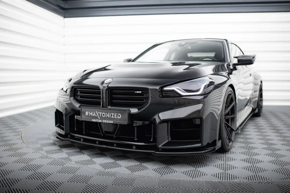 Vysoce Kvalitní Maxton Design "Street Pro" spoiler pod přední nárazník s křidélky ver.1 pro BMW M2 G87, plast ABS bez povrchové úpravy, s červenou linkou