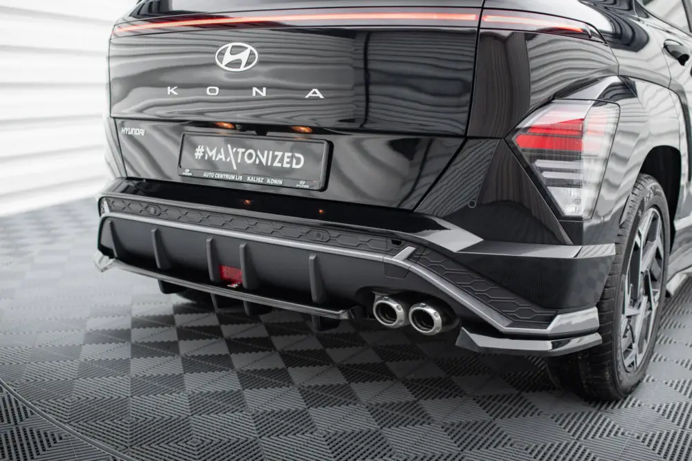 Maxton Design středový spoiler pod zadní nárazník s žebrováním pro Hyundai Kona Mk2 /N-Line, černý lesklý plast ABS Nízká Cena