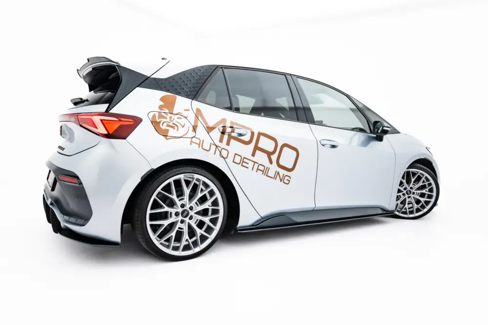 Dokud Zásoby Vydrží Maxton Design "Street Pro" difuzory pod boční prahy pro Cupra Born Mk1, plast ABS bez povrchové úpravy, s červenou linkou